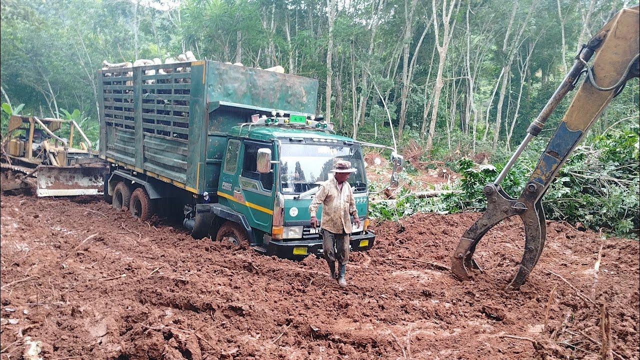 ทะลักทุเล!! พี่หลง FUSO ไม้เต็มรถ จมหลุมยางในแปลง ลื่นถไหลลงข้างทาง รุนลากกันดุเดือดงานนี้