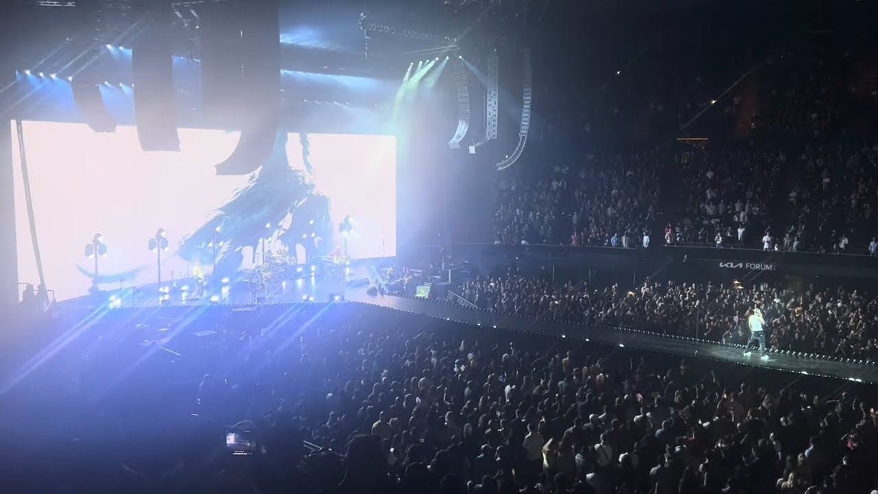 Maroon 5 - Love Somebody Live in Los Angeles 10-10-25 (Love Is Like Tour)