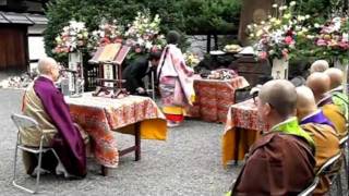 京都宝鏡寺「人形供養祭」人形塚前での法要 2011年 京都宝鏡寺「人形供養祭」人形塚前での法要 2011年