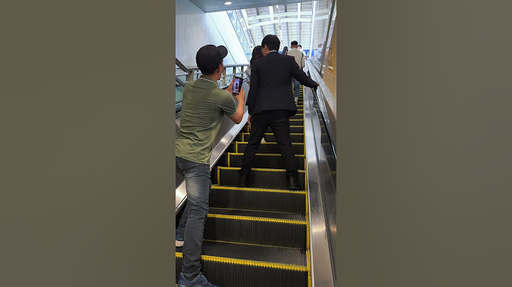Protect the girl on the escalator [CONDA NGUYEN] #condanguyen #kindness #goodman #help #respect