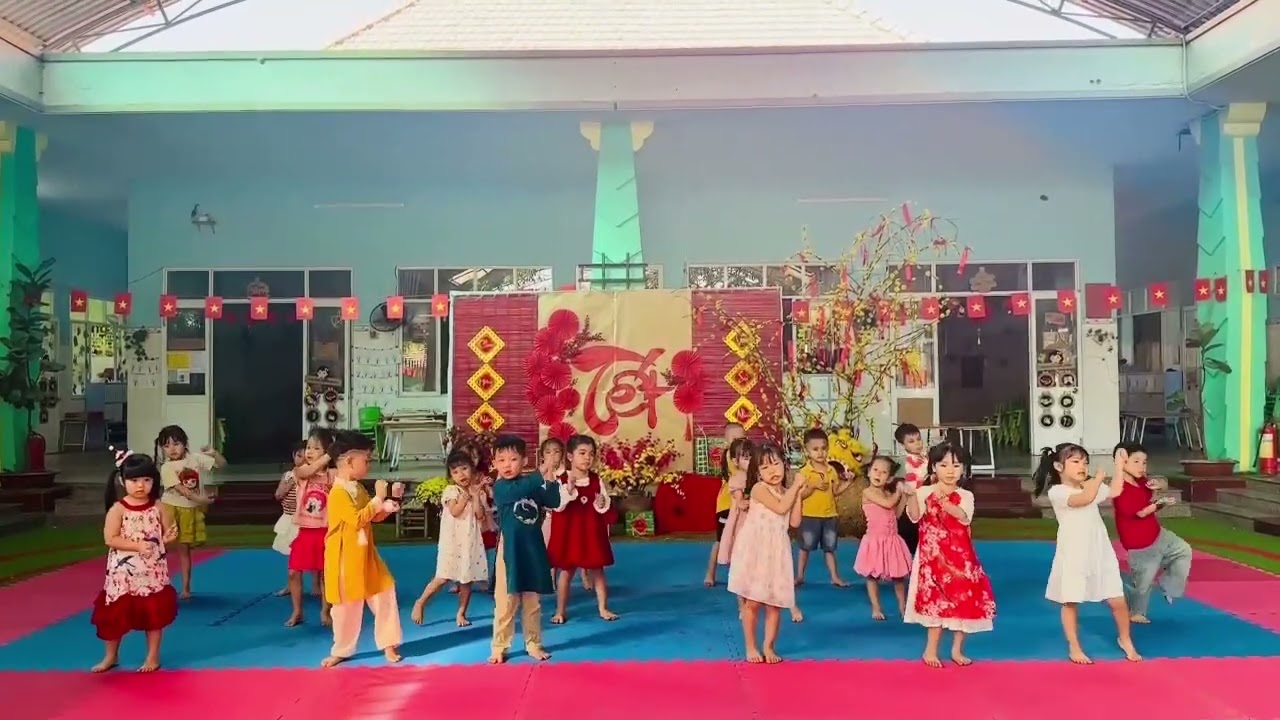 chôi 1   em chào tết MN BẦU TRỜI XANH