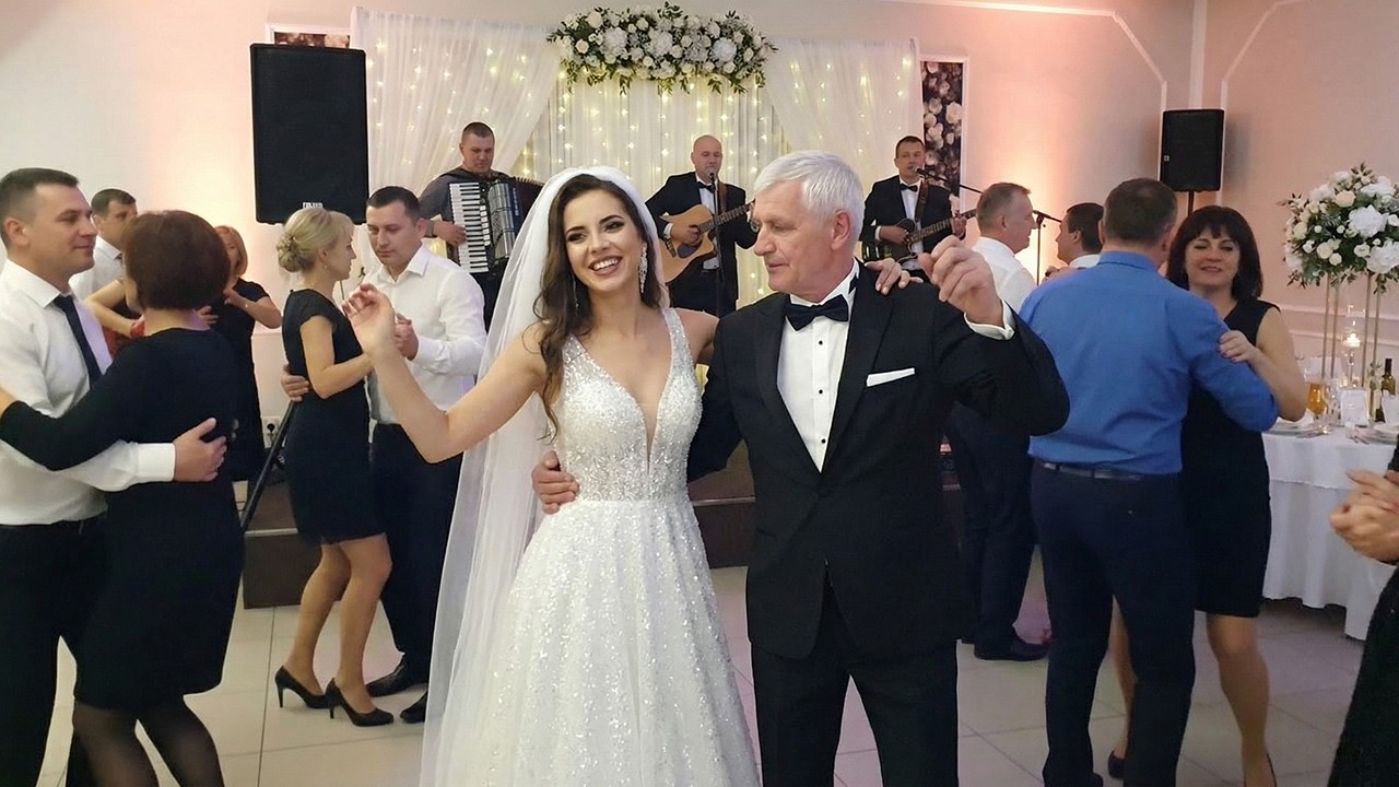 Śmiali się: „Uciekaj póki czas!” – Ale kiedy zabrzmiała ta melodia, wybrałem ją na zawsze ❤️🎵