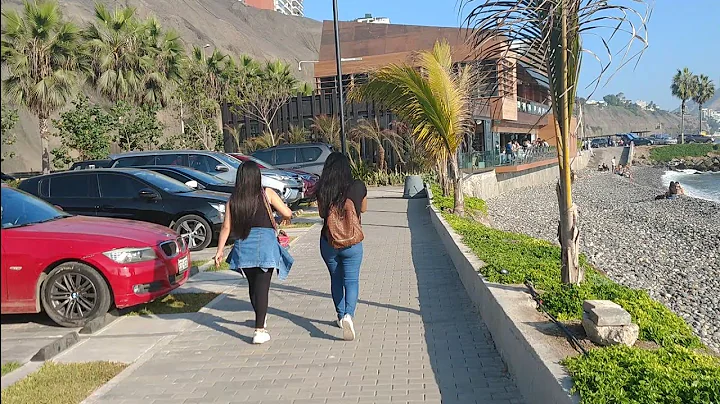 Surfistas en Costa Verde de Barranco LIMA - PERÚ
