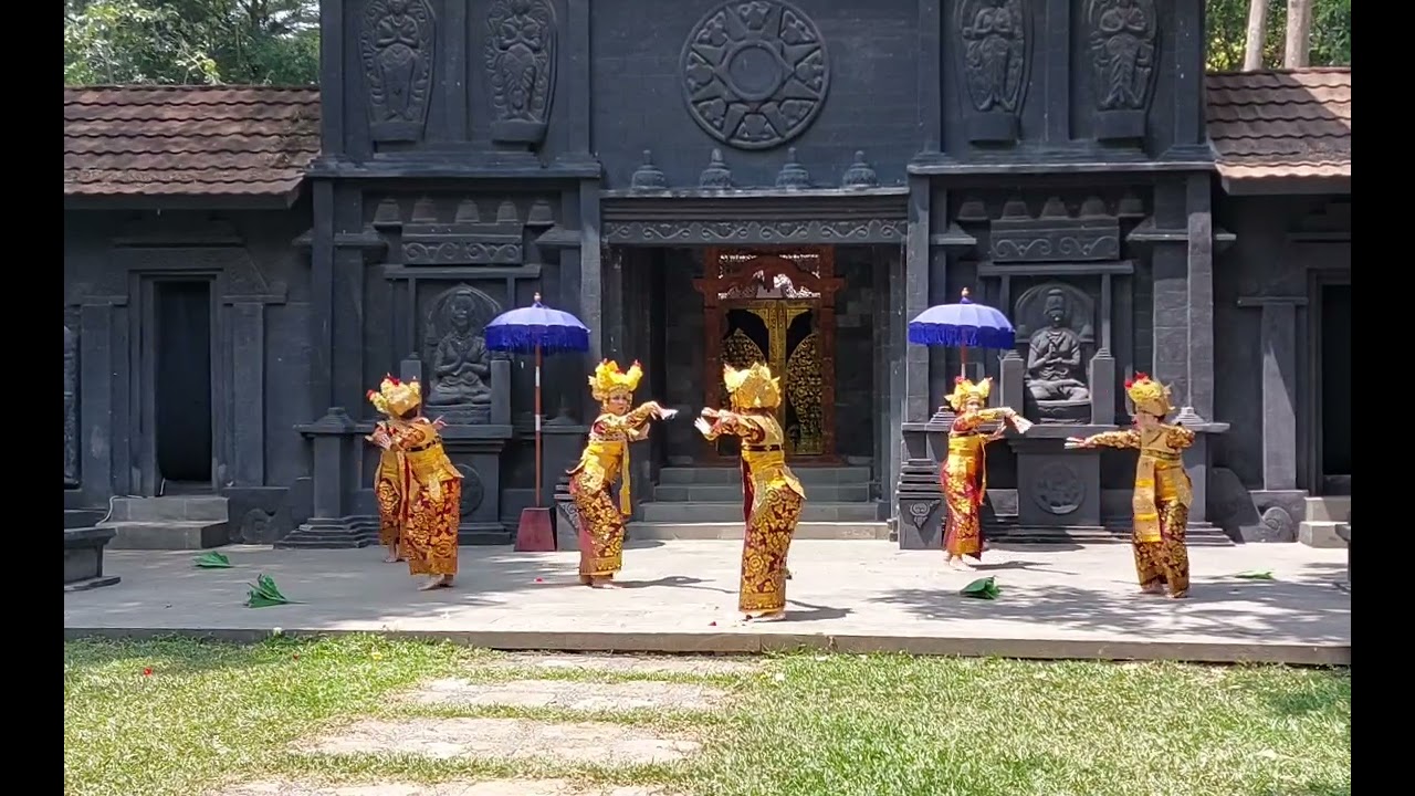 Legong Jobog On Stage