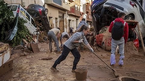 Spagna, tra i volontari in cerca dei dispersi a Paiporta dove c'è un terzo dei morti dell'alluvione