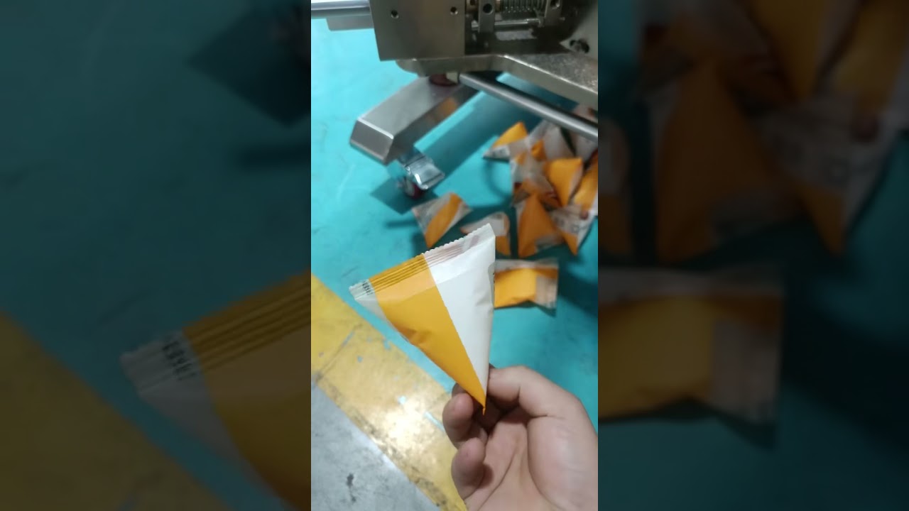 Fully automatic high-speed triangular bag packaging machine