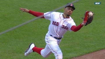 TEX@BOS: Betts tracks foul ball near the wall for out