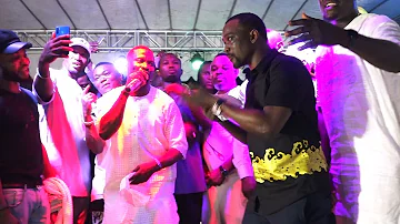 SEE HOW WASIU ALABI PASUMA DRAGGED THE MICROPHONE FROM ALAO MALAIKA ON STAGE TO SING