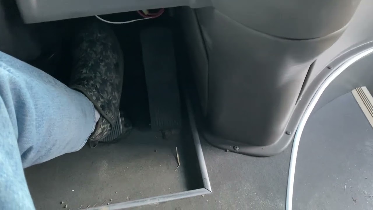 I love the air brake sounds on the bus