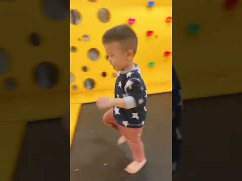 BÉ MOI ĐI CHƠI NHÀ BÓNG