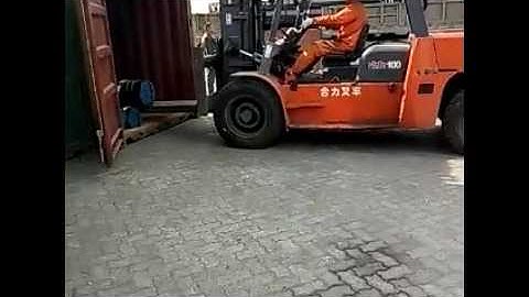 Seamless steel pipes loading in to the container for Cameroon client