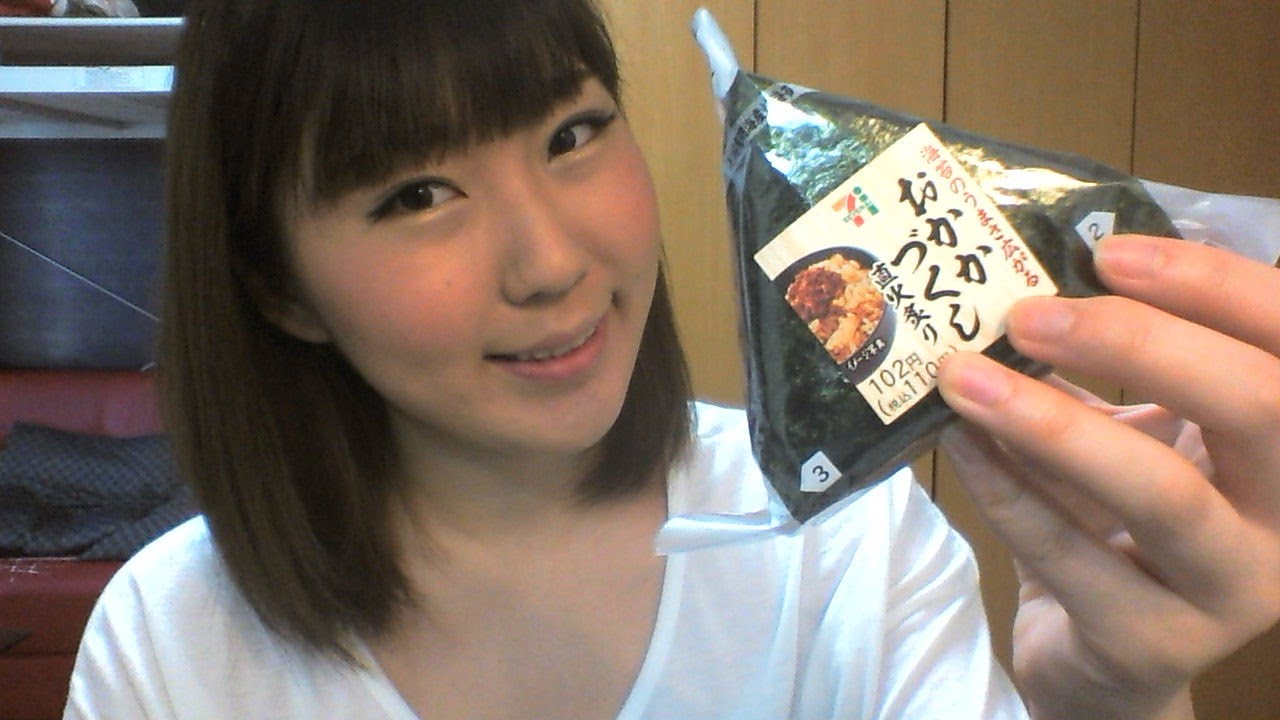 eating sound/ soba noodle, rice ball and banana cake (ASMR)