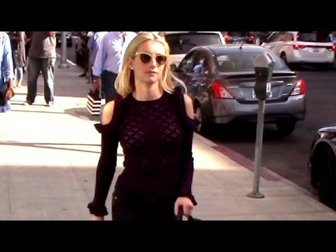 Video: Emma Roberts Uus Blond Välimus