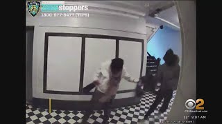 Caught on video: Man snatches 77-year-old woman's purse