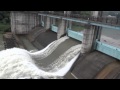 神水ダムの放流を左岸側から(2014/09/24)