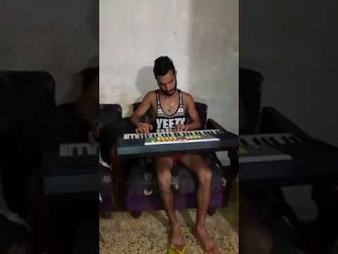 كلمات اغنية وحشتيني عمرو دياب مكتوبة عيونك شايفها وحاسس ان انا عارفها سيبينى براحتي اوصفها مكسوفة ل