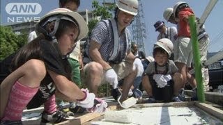 歩道の自転車専用レーンに子どもたちがマーク描く(12/05/27)