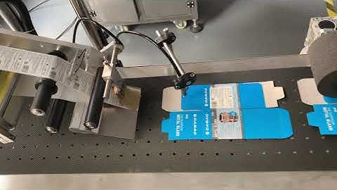 Automatic labelling machine for flat cardboard box with feeder
