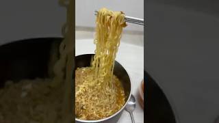 라면과 잘 쉰 김치의 궁합은 최고