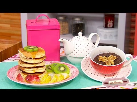 Hotcakes de avena y frutas y mug cake de banana