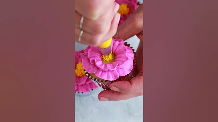 Easy flower cupcakes with Wilton Tip 104 + 233 #cakedecorating #cupcakes #flowers #shorts