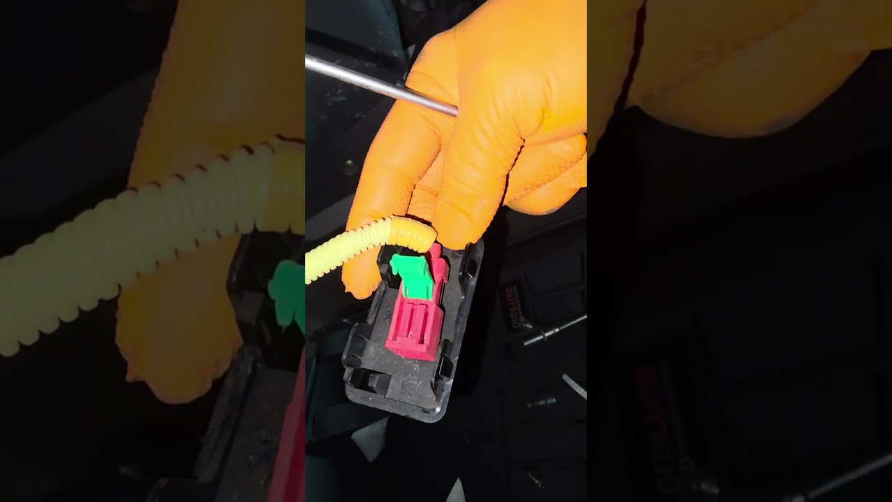 pajero & l200 demontare bord Removing a Pajero dashboard involves 