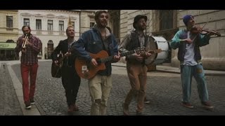 Miniatura de vídeo de "Bohemian Betyars - Összefúj a szél // Official Music Video"