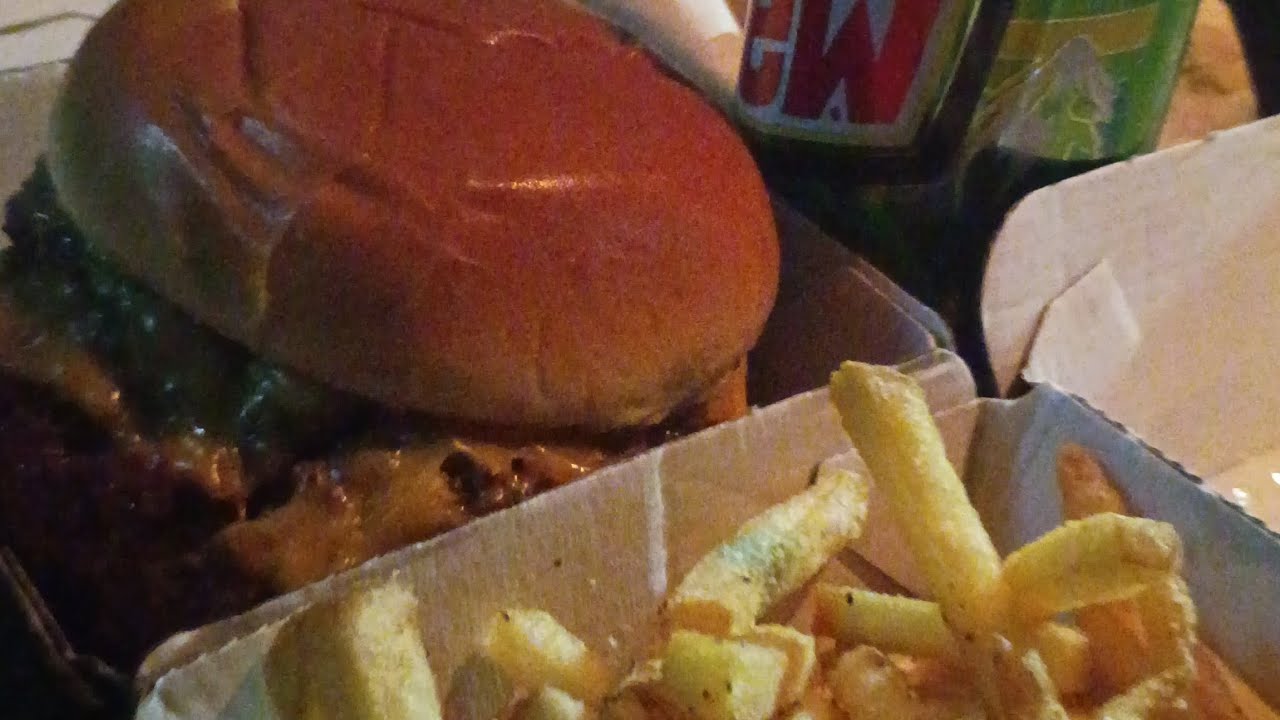 Buffalo Wild Wings Burger 🍔 and seasoned fries review 
