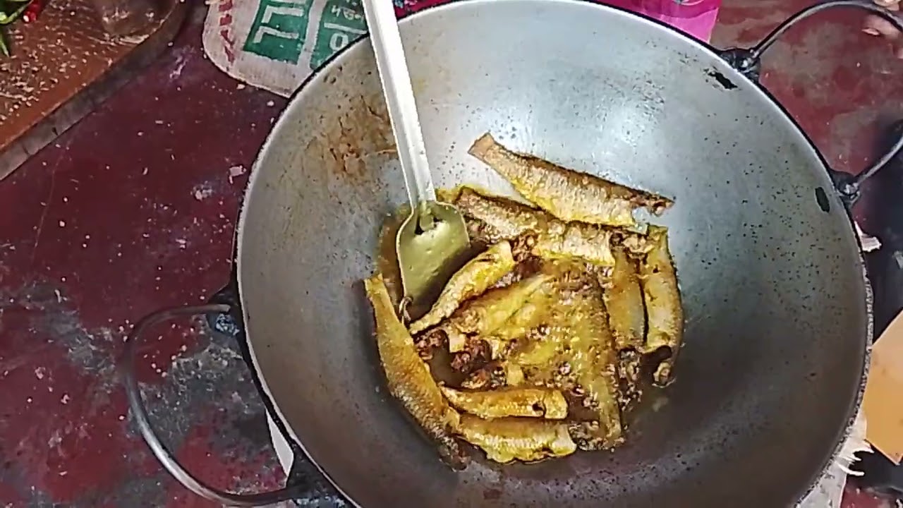 বড়ি  পার্শ্বে মাছ দিয়ে ডয়াকলার  তরকারি, কুচো চিংড়ি দিয়ে সজনে ফুলের বড়া।