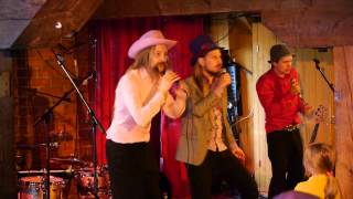 Video thumbnail of "Hullut Hattuset - Poksutuhnu (Live • Telakka • Tampere)"