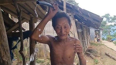 Cụ Sùng Sùng 72 Tuổi , Lần Đầu Tiên Trong Đời Nhận Được Quà Từ Châu Âu | Cói Lalin