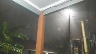 polosan video hujan deras di malam hari