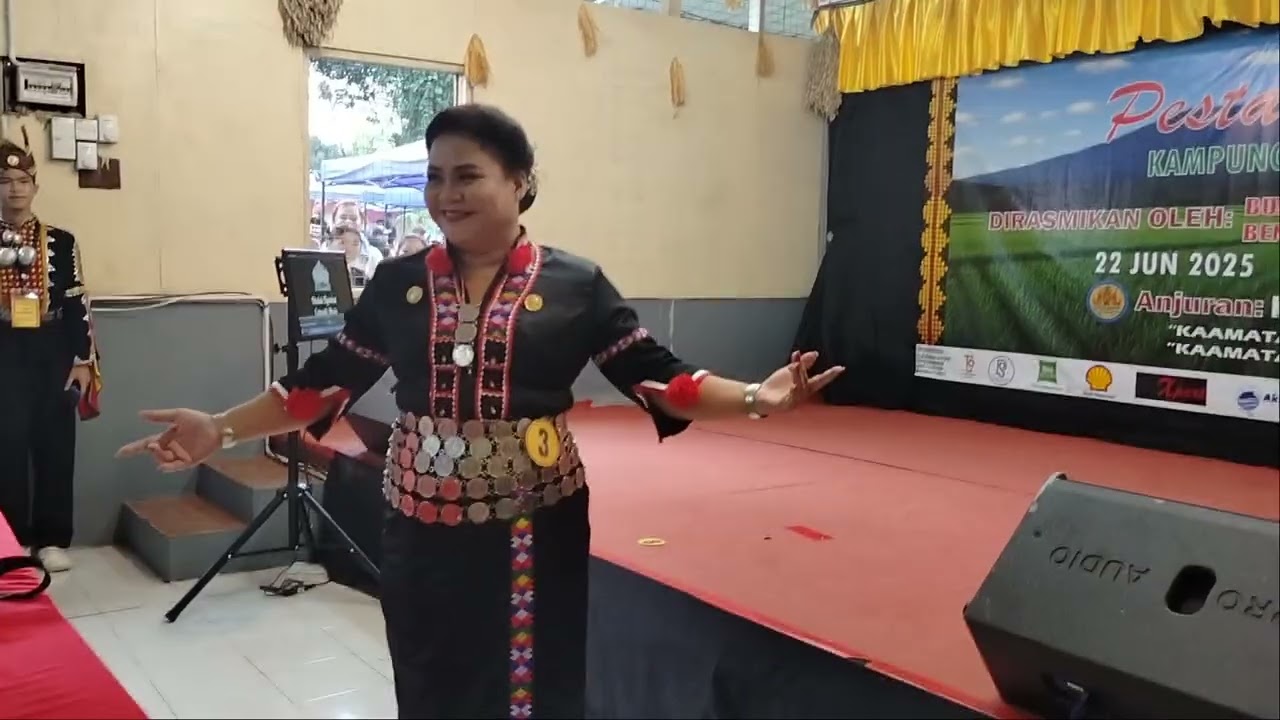 Zandi Tavanus Kaamatan Kg.Ratau Manggatal-The Catwalk