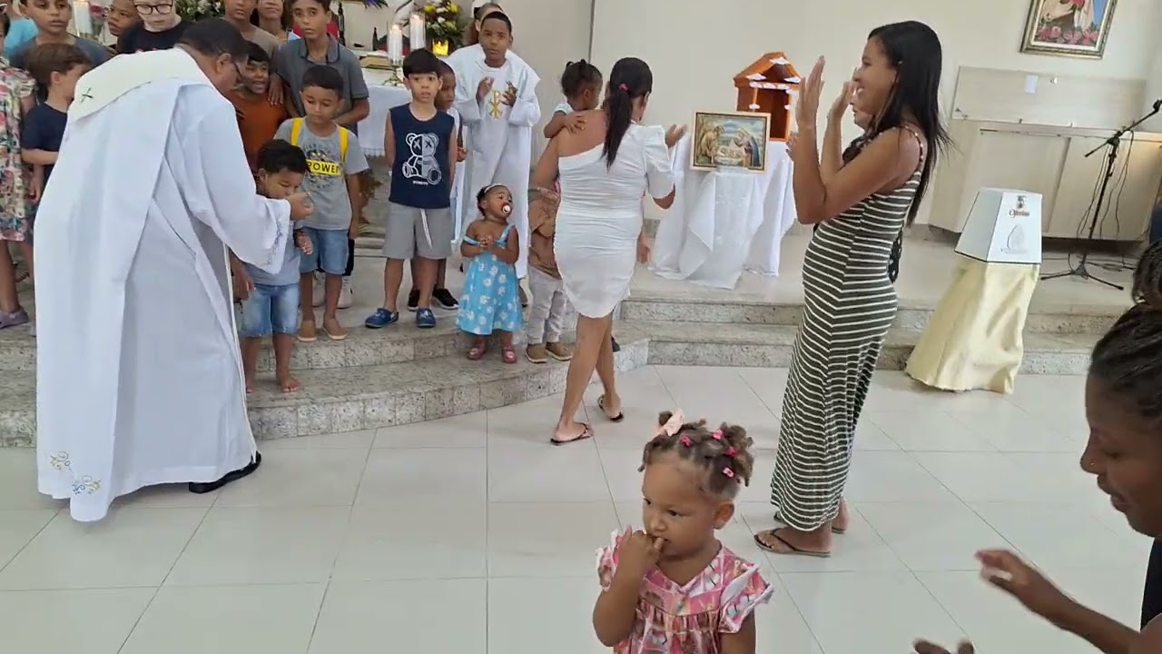 Momento final onde o padre João Claudio abençoa as crianças da casa de Santa Teresinha 1/2/26 9h30