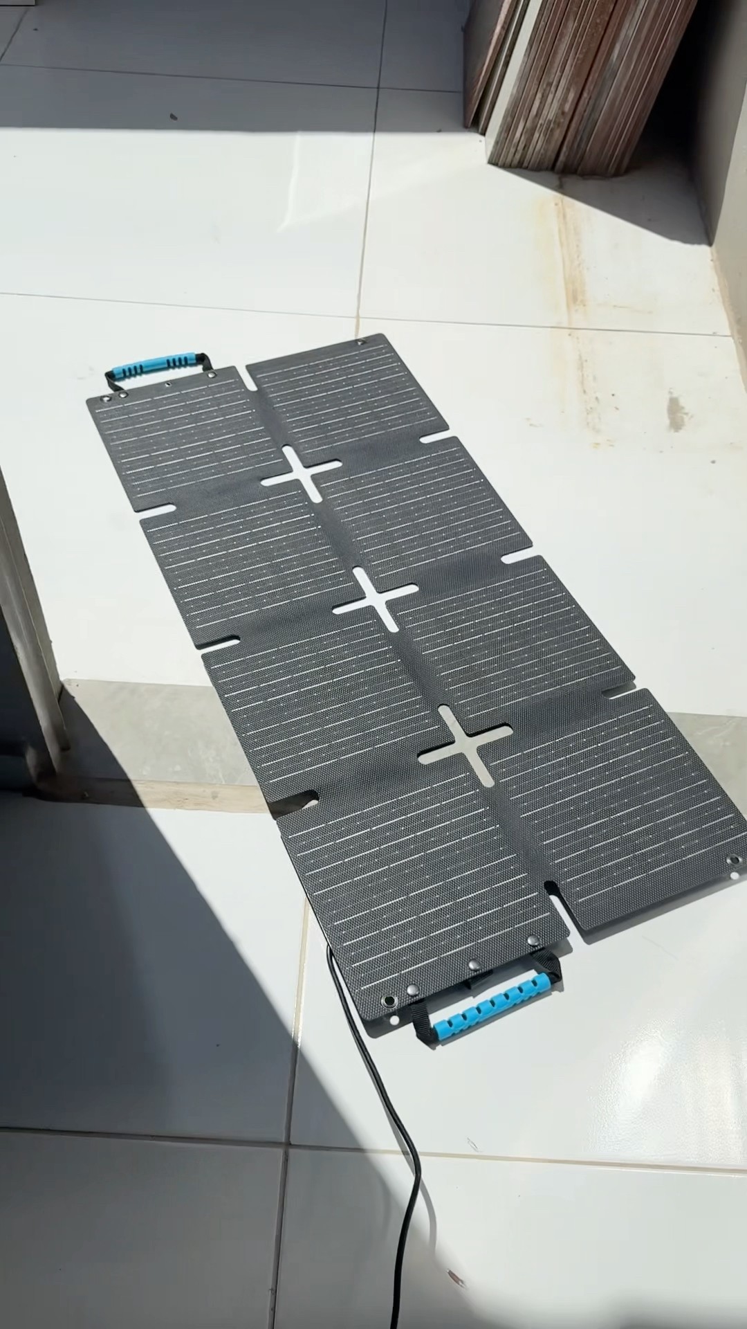 Placa solar portátil SORA 60 Bluetti - YouTube