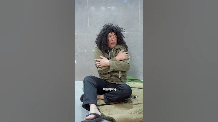 流浪汉到公司门口睡觉，董事长看到后反而送吃送喝！ #shorts - 天天要闻