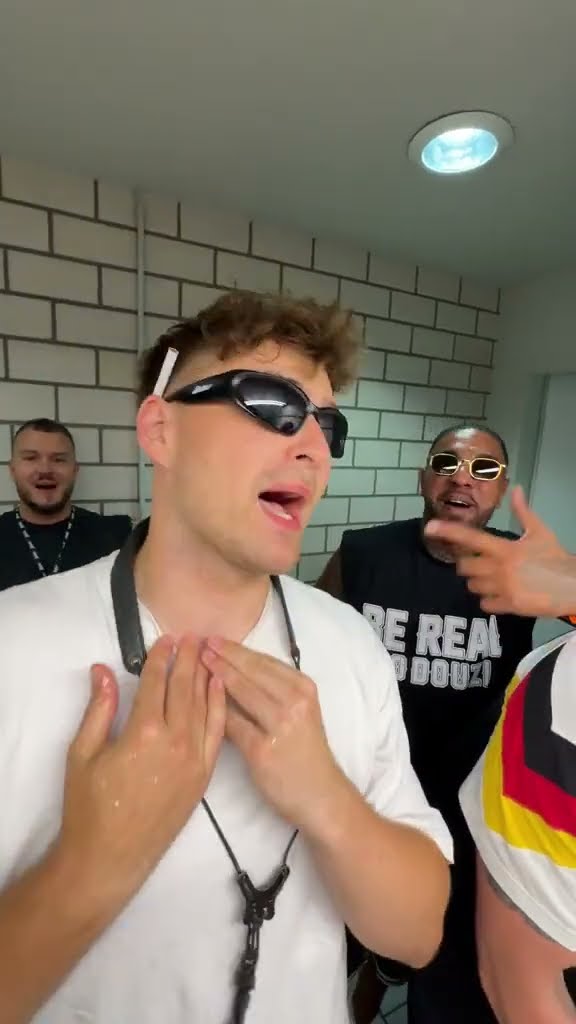 POV: Du triffst die drei auf der Toilette