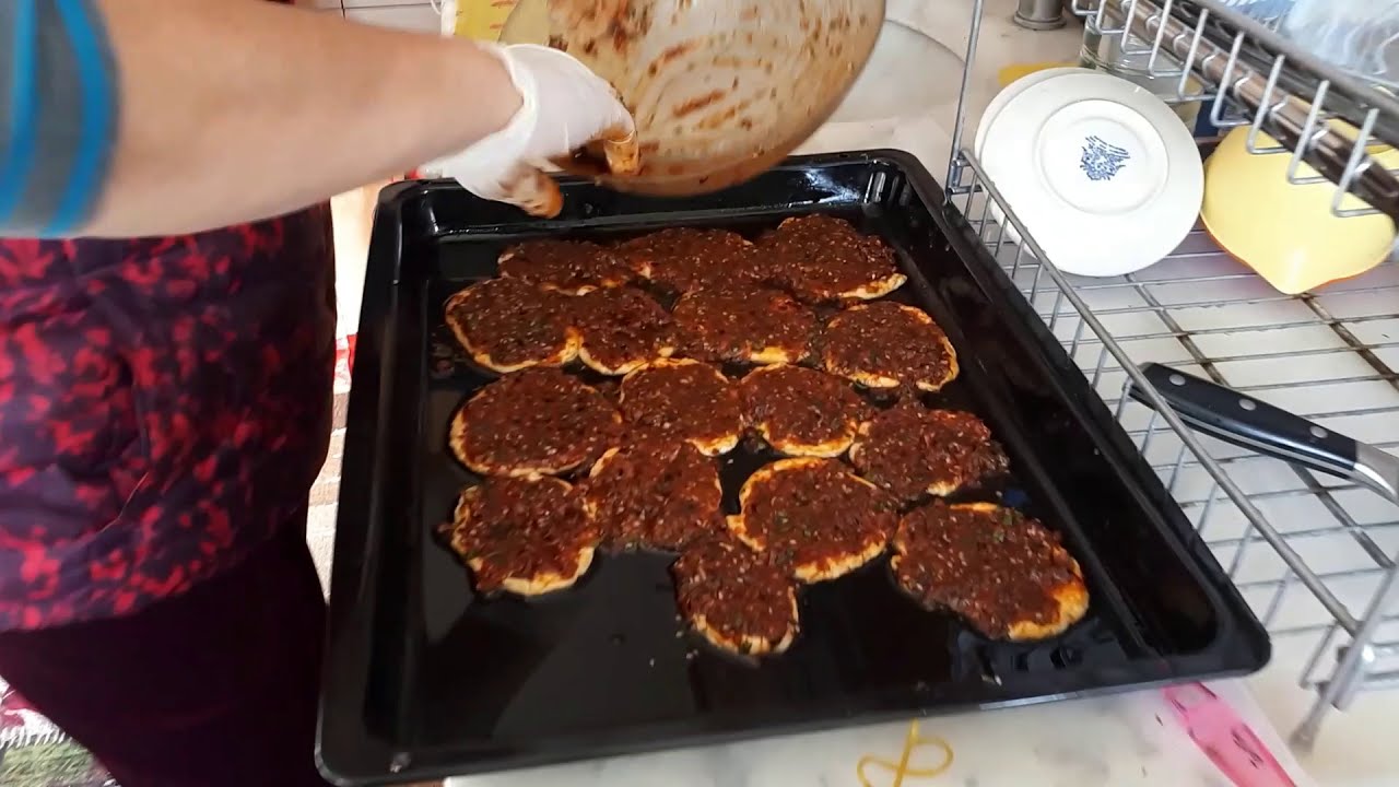 Yemek Tarifi Lahmacun ve Biberli Ekmek Ev Yapımı