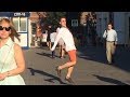 Какой-то сумашедший на улицах Уфы танцует и нарушает общественный порядок