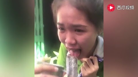 看着都疼！妹子舌头被冰棒紧紧黏住热水都浇不开，疼的都抽了