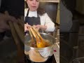 الخواشيك الخشب تستعملوها بالطبخ لو لا اني صراحه احبها و استعملها بس ما احسها تنظف بالغسل 