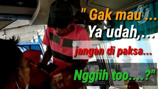 Ada yang kangen mudik jajan di bus 🚌🚌 ??? berbagi dengan cara membeli pedagang asongan di bus,