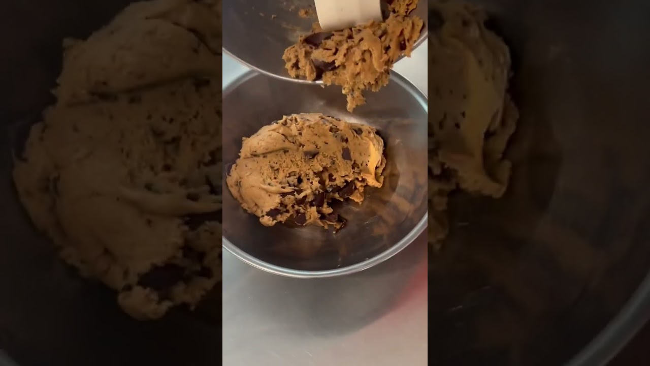 Joshua Weissman on X: I use an ice cream scoop for my chocolate chip  cookies. Extra large 🥴  / X