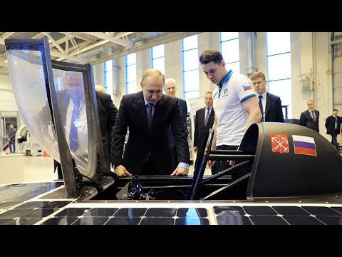 Putin inspecciona el primer auto solar ruso, diseñado por estudiantes