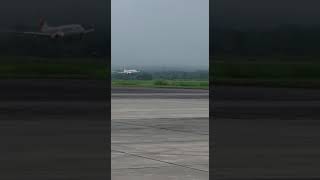 ? "STAR PERU" - BOING 737-300 ATERRIZA CON TODA LA NEBLINA -  AEROPUERTO DE TARAPOTO