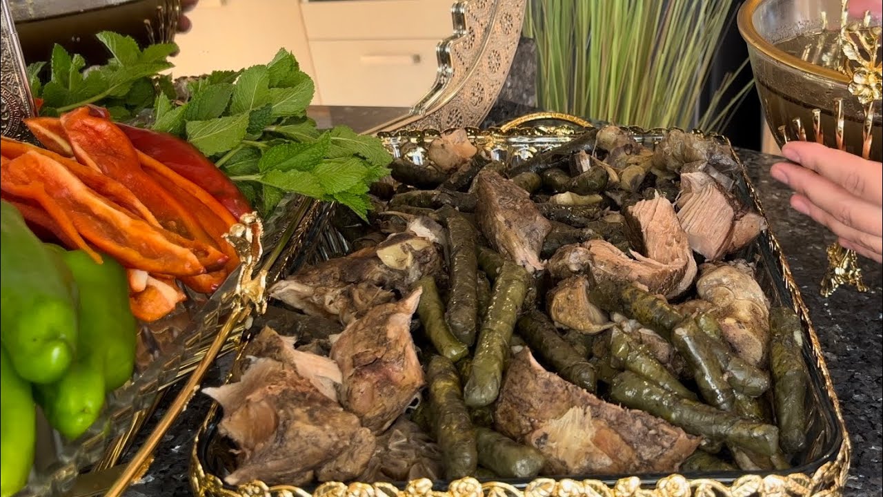 أسهل طريقة لطبخ ورق العنب (اليبرق) ما بتتخيلوا الطعم أكثر من رائع😋😋 لازم تجربوها👍🏻👍🏻