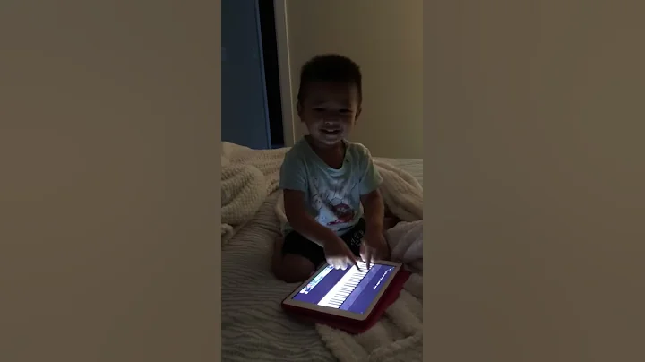 19 months old can play piano ( Brian Trinh )