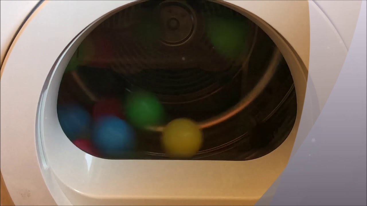 BUNTE BÄLLE IM TROCKNER DER SICH DREHT