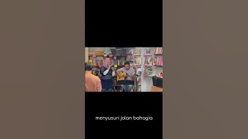 Ketika membacakan puisi Dear Alex, untuk suami tercinta mas @AlexKupleOfficial at Kios Ojo Keos