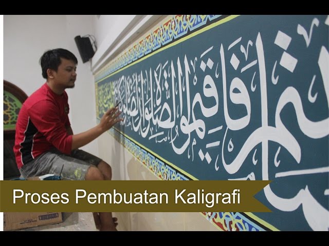Featured image of post Kaligrafi Di Dinding Masjid Proses pengerjaan kaligrafi masjid musholla untuk dekorasi musholla di pondok indah jakarta selatan desain yang digunakan merupakan desain kaligrafi